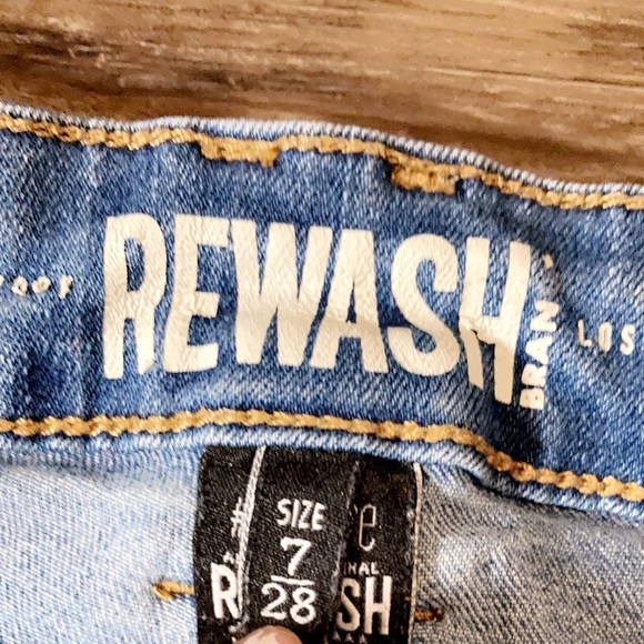 Selling these only been wore a couple times high rise mom jeans, size 7. - Picture 4 of 5